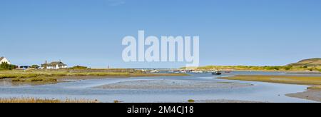 Newport, Pembrokeshire, pays de Galles - août 2022 : vue panoramique sur le port et l'estuaire à marée basse Banque D'Images