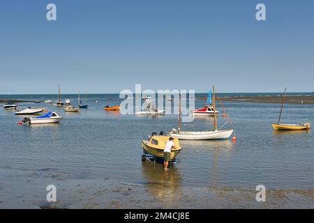 Newport, Pembrokeshire, pays de Galles - août 2022 : vue panoramique sur les bateaux dans le port à marée basse Banque D'Images