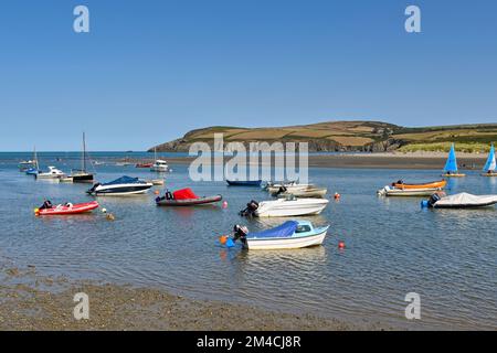 Newport, Pembrokeshire, pays de Galles - août 2022 : vue panoramique sur les gens et les bateaux dans le port et l'estuaire à marée basse Banque D'Images