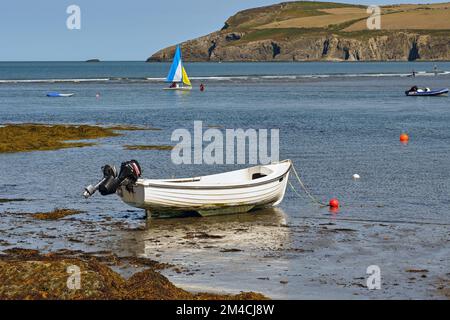 Newport, Pembrokeshire, pays de Galles - août 2022 : vue panoramique d'un petit bateau à moteur sur la plage à marée basse Banque D'Images