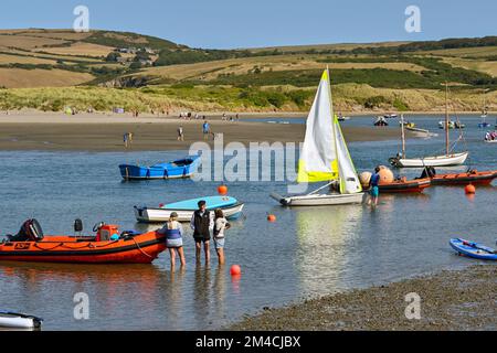 Newport, Pembrokeshire, pays de Galles - août 2022 : vue panoramique sur les gens et les bateaux dans le port et l'estuaire à marée basse Banque D'Images