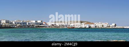 Mykonos, Grèce - juin 2022 : vue panoramique sur le front de mer de la ville Banque D'Images