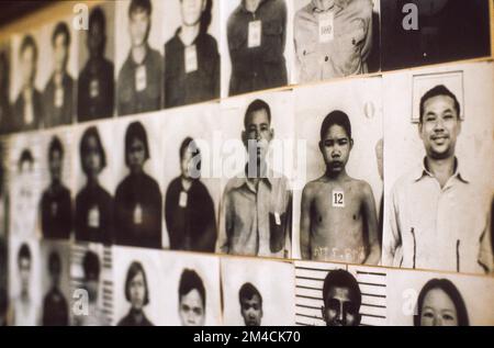 Photographies de victimes exposées au Musée du génocide de Tuol Sleng, ancienne école secondaire Tuol Svay Prey utilisée comme prison de sécurité 21, S-21, par les Khmers Banque D'Images