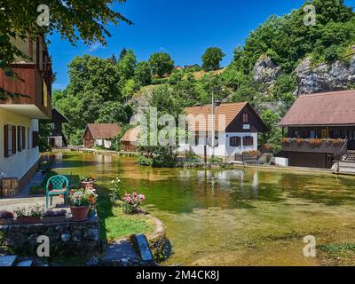 Rastoke est un petit village magnifique en Croatie au milieu de cascades, de moulins à eau et de petites rivières. Banque D'Images