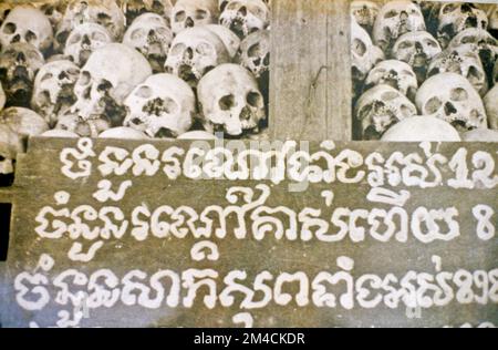 Photographies de crânes de victimes exposées au Musée du génocide de Tuol Sleng, ancienne école secondaire de proies de Tuol Svay utilisée comme prison de sécurité 21, S-21, par TH Banque D'Images