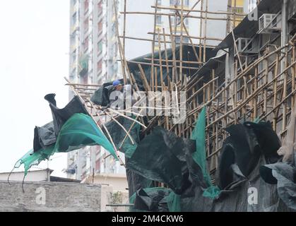 L'échafaudage d'un chantier de construction sur la rue Ming Fung à Wong Tai Sin s'est effondré dans de fortes rafales. 17DEC22 SCMP / Xiaomei Chen Banque D'Images