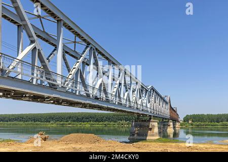 Vieux pont de chemin de fer Rusty Metal au-dessus de la rivière Sava près de Sabac Serbie Banque D'Images