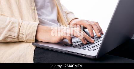 Mains mâles sur clavier d'ordinateur portable isolé sur fond blanc Banque D'Images