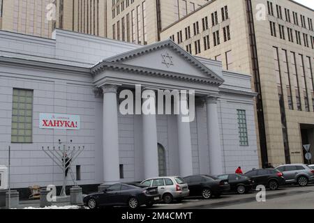 Non exclusif: DNIPRO, UKRAINE - 16 DÉCEMBRE 2022 - à l'extérieur du centre culturel et d'affaires de Menorah où la mini-sculpture 15th de la série 'F Banque D'Images