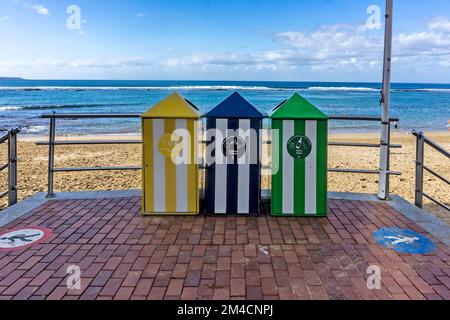 Bacs de recyclage colorés le long du front de mer à Las Palmas, Gran Canaria. Ils acceptent le verre, le plastique et le recyclage organique. Banque D'Images