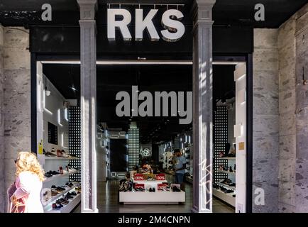 Un magasin de chaussures RKS à Las Palmas, Gran Canaria, servant des chaussures pour hommes, femmes et enfants. Banque D'Images