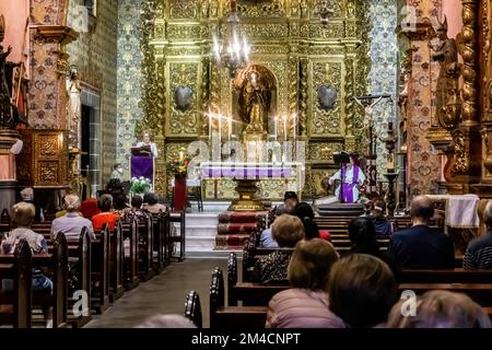 Messe de midi en cours dans l'église paroissiale catholique romaine de San Bernando à las Palmas, Gran Canaria. Banque D'Images