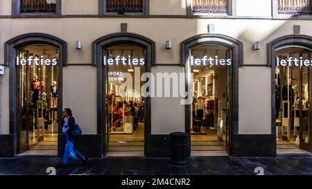 Une succursale de la gauche, un magasin de vêtements de mode pour tous à Las Palmas, Gran Canaria. Il fait partie du groupe Inditex. Banque D'Images