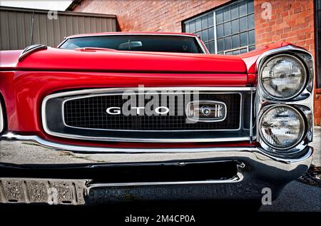Maryville, Tennessee, États-Unis - 12 mai 2011 : un gros plan merveilleusement détaillé d'une voiture de muscle GTO rouge 1966 de Pontiac. Banque D'Images