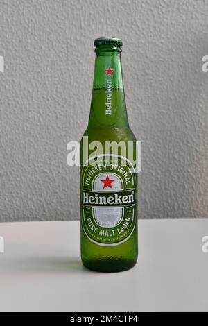 Une bouteille de bière Heineken froide sur le fond isolé Banque D'Images