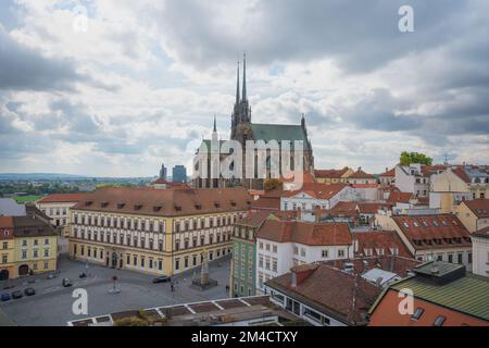 Vue aérienne de Brno avec la cathédrale Saint-Laurent Peter et Paul - Brno, République tchèque Banque D'Images