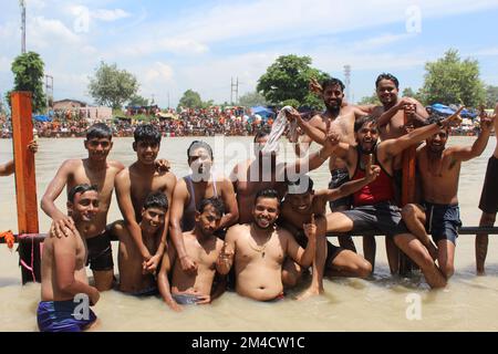 Haridwar, Inde - les pèlerins prennent le bain Saint dans le fleuve Saint Ganga à Har-ki-Pauri, Haridwar pour obtenir le salut à l'occasion d'un festival hindou. Banque D'Images