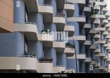 Façade d'un immeuble résidentiel moderne avec balcons incurvés. Vue sur les rangées de balcons de la résidence. Banque D'Images