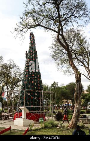 Nakuru, Kenya. 20th décembre 2022. Les ouvriers ont mis la touche finale à un grand arbre de Noël synthétique installé dans un jardin de loisirs de la ville de Nakuru avant la saison des fêtes de Noël. Cette année, Noël arrive à un moment où la plupart des régions du pays ont traversé de longs mois de temps sec et de coût élevé de la vie. (Photo de James Wakibia/SOPA Images/Sipa USA) crédit: SIPA USA/Alay Live News Banque D'Images