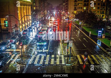 15 déc. 2022, Milan, Italie: Piazza Luigi di Savoia à Milan, une nuit de pluie Banque D'Images