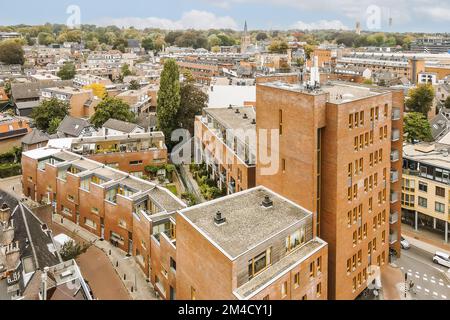 vue aérienne depuis le sommet d'un grand bâtiment en briques dans le quartier du centre-ville de portland, avec arbres et bâtiments des deux côtés Banque D'Images