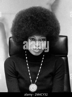 Portrait d'Angela Davis (né en 1944), militante politique et universitaire américaine. Photo de Bernard Gotfryd, 1974 Banque D'Images