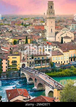 Vérone, Vénétie, Italie. Vue au coucher du soleil depuis la colline San Pietro de l'ancien pont romain Ponte Pietra sur l'Adige. Banque D'Images