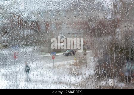 Une tempête d'hiver a provoqué la pluie et la neige à dessiner un motif sur les vitres Banque D'Images