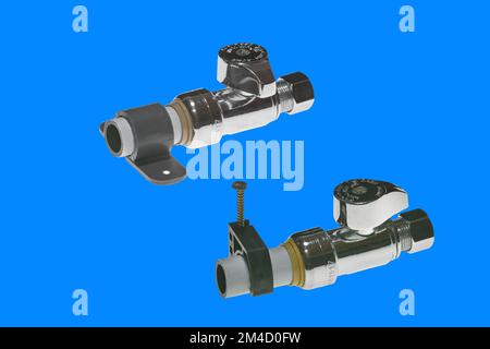 Deux robinets avec différents types de raccords en plastique pour tuyaux d'eau posés dans des maisons en bois Banque D'Images
