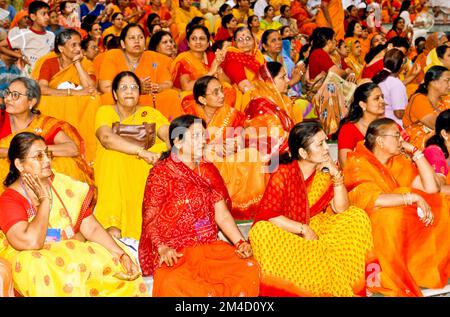 Un groupe de femmes se joignant à la cérémonie d'Aartii à Ramjhula à Rishikesh Banque D'Images