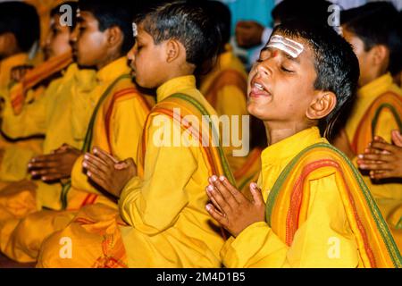 Brahmin-Boys Aartii-Ceremony la scène à Ram Jhula à Rishikesh Banque D'Images