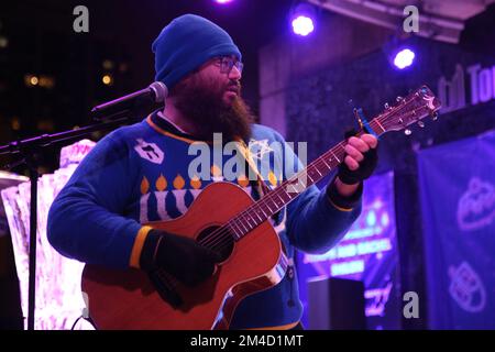 Toronto, Canada. 19th décembre 2022. Le rabbin B interprète des chansons de Hanoukkah tandis que les Juifs célèbrent la Hanoukah avec l'éclairage d'une menorah géante faite de glace pendant la deuxième nuit de la fête juive de Hanoukkah (Hanoukah) à Toronto, Ontario, Canada, on 19 décembre 2022. (Photo de Creative Touch Imaging Ltd./NurPhoto)0 crédit: NurPhoto/Alay Live News Banque D'Images