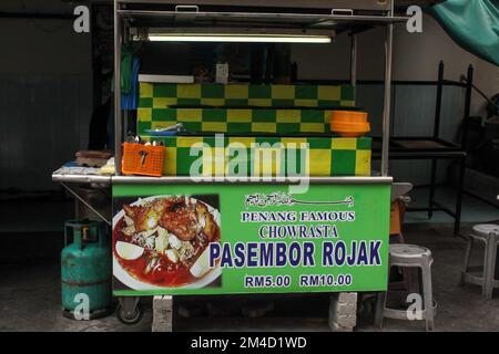 Georgetown, Penang, Malaisie - novembre 2012: Un stand d'aubérant de bord de route vert annonçant et vendant le célèbre plat de Penang Pasembor Rojak dans George Town Banque D'Images