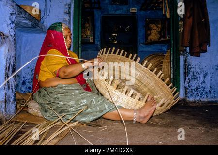 Femme de la région faire des paniers de bambou Banque D'Images