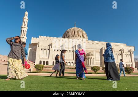 Famille indienne visitant la Grande Mosquée du Sultan Qaboos, Muscat, Oman Banque D'Images