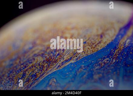 Un gros plan d'art fluide fait de bulle de savon colorée ressemblant à une planète Banque D'Images