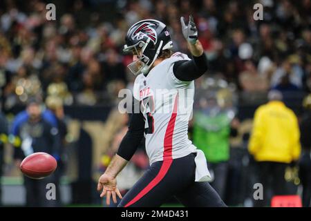La Nouvelle-Orléans, Louisiane, États-Unis. 18th décembre 2022. Atlanta Falcons Punter Bradley pignon lance le ballon contre les Saints de la Nouvelle-Orléans dans un match de la NFL à la Nouvelle-Orléans, Louisiane, Etats-Unis sur 18 décembre 2022. Les saints battent les Falcons 21-18. (Image de crédit : © Dan Anderson/ZUMA Press Wire) Banque D'Images