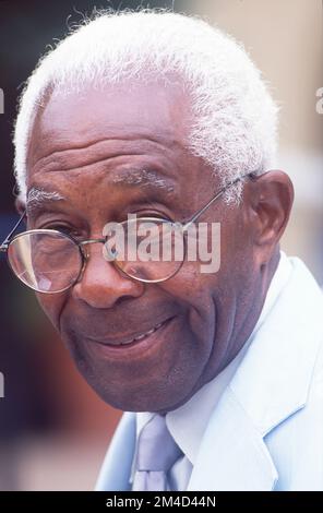 Gros plan d'un homme afro-américain plus âgé avec des lunettes, souriant Banque D'Images