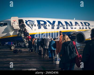 Passagers de Ryanair à bord d'un avion. Banque D'Images