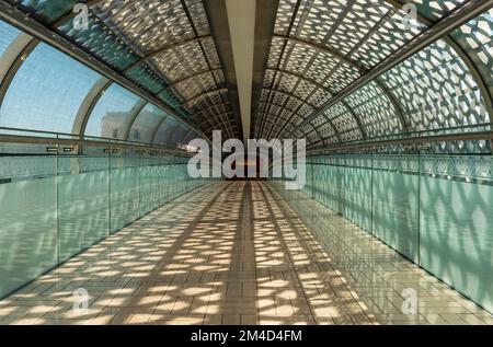 Passerelle entre l'Opéra royal et le centre commercial Muscat, Oman, Oman Banque D'Images