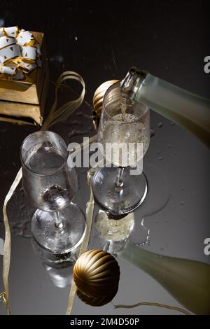 Deux verres à champagne sur fond de verre du nouvel an Banque D'Images