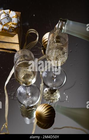 Deux verres à champagne sur fond de verre du nouvel an Banque D'Images