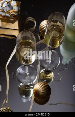 Deux verres à champagne sur fond de verre du nouvel an Banque D'Images