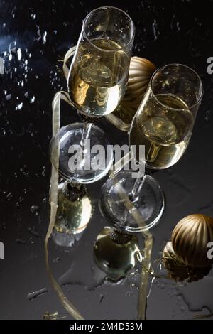 Deux verres à champagne sur fond de verre du nouvel an Banque D'Images