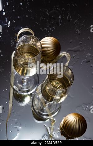 Deux verres à champagne sur fond de verre du nouvel an Banque D'Images