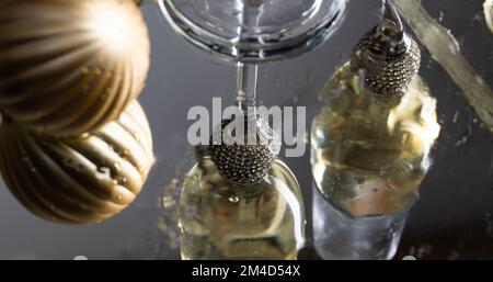 Deux verres à champagne sur fond de verre du nouvel an Banque D'Images