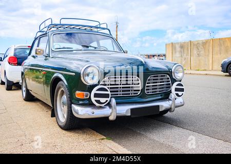 Vieille voiture classique sur la route de l'Europe Banque D'Images