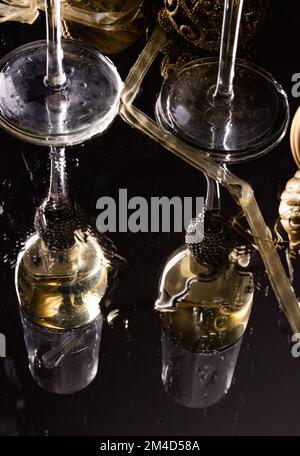 Deux verres à champagne sur fond de verre du nouvel an Banque D'Images