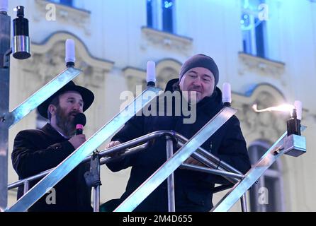 Dans l'organisation de l'organisation juive Menorah, à l'occasion de la fête juive de Hanukkah, une brève cérémonie d'éclairage aux chandelles sur la menorah festive - Hanukkah - a eu lieu sur la place Ban Josi pJelacic à Zagreb, en Croatie, le 20. Décembre 2022. Photo: Marko Lukunic/PIXSELL Banque D'Images