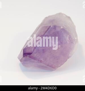 Macro gros plan photo en couleur de 'Amethyst point' une pierre précieuse semi-précieuse de cristal utilisée dans la thérapie de guérison de cristal. Nom minéral Quartz - silicium O Banque D'Images